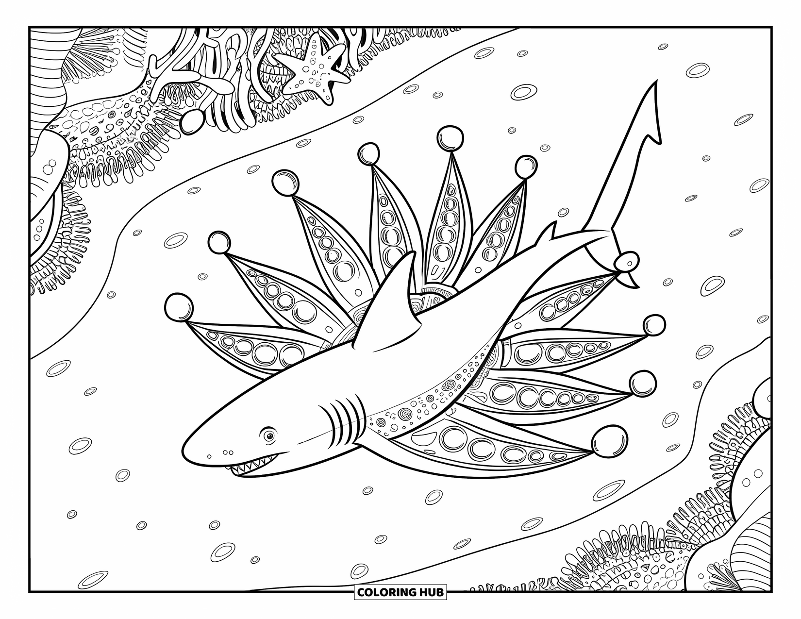 Hai-Ausmalbild für Erwachsene: Ein Zierhai mit Mandala-Flossen schwimmt über einem sandigen Riff voller Meeresbewohner