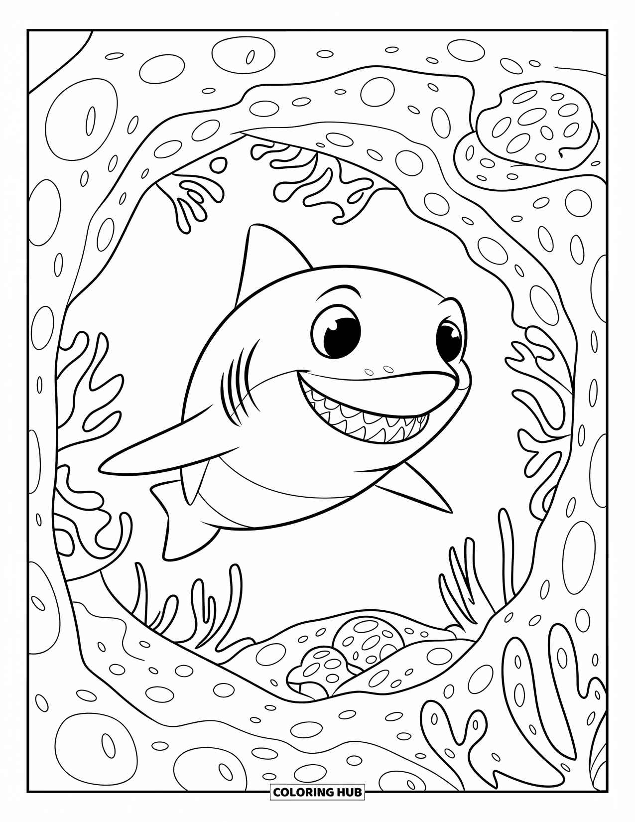 Hai Ausmalbild für Kinder: Ein fröhlicher Hai schwimmt mit einem großen, rundenäugigen Grinsen an Korallen und Pflanzen vorbei